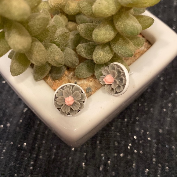 5/$15 💐🆕Gray Flower 12mm Handcrafted Resin Earrings - Picture 1 of 2